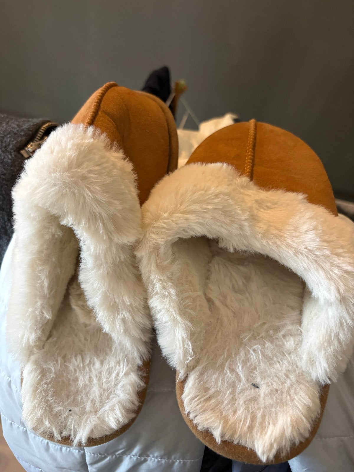 Nieuwe Pantoffels - Nooit Gedragen, Kleding | Dames, Ophalen of Verzenden, Nieuw, Bruin, Pantoffels of Sloffen