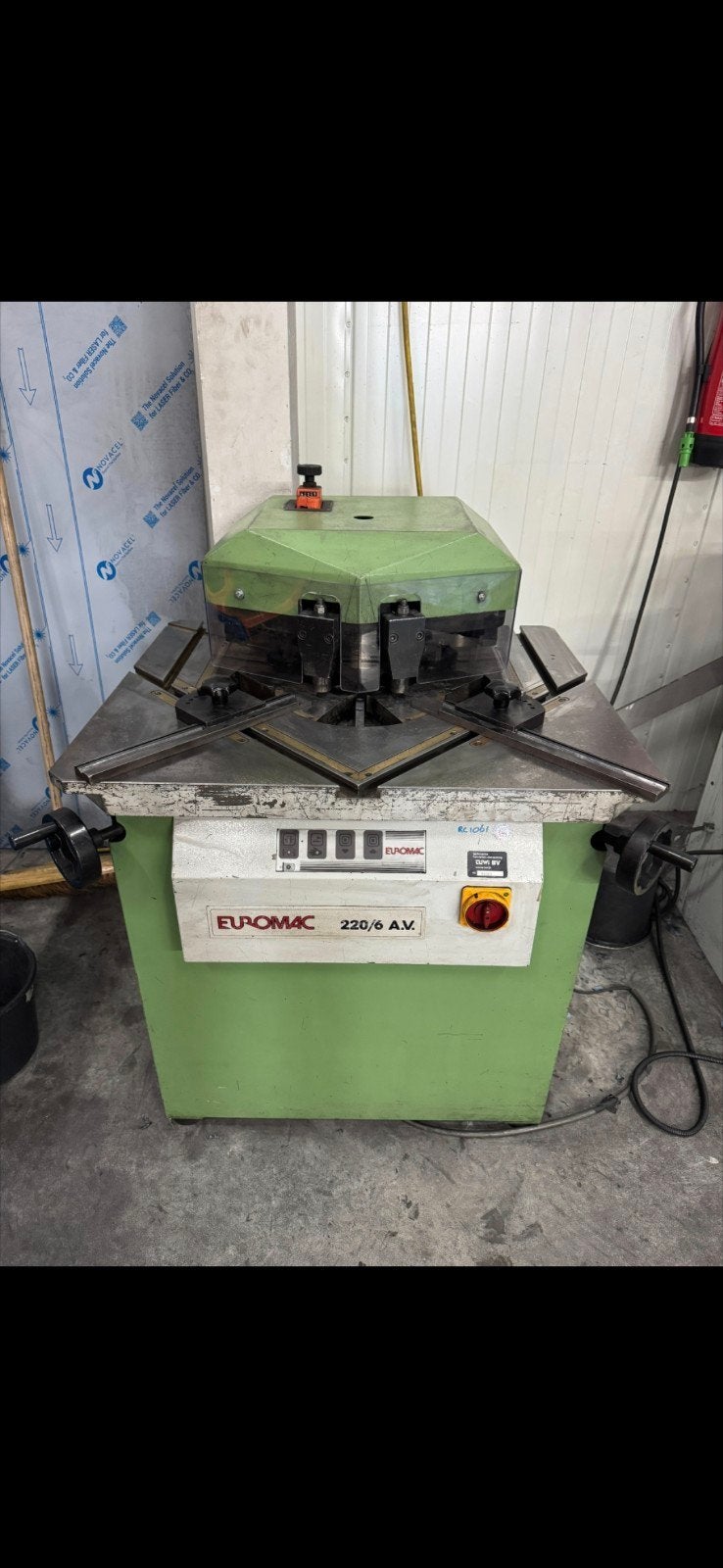 Euromac 220/6 A.V. Uithoekmachine – Gekeurd, Ophalen, Gebruikt, 70 mm of meer, Lintzaag