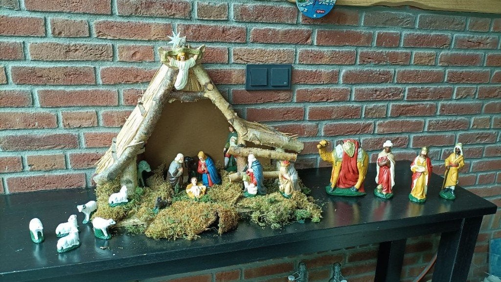 Oude onbeschadigde complete kerststal met 21delige beeldjes, Diversen, Ophalen of Verzenden, Gebruikt