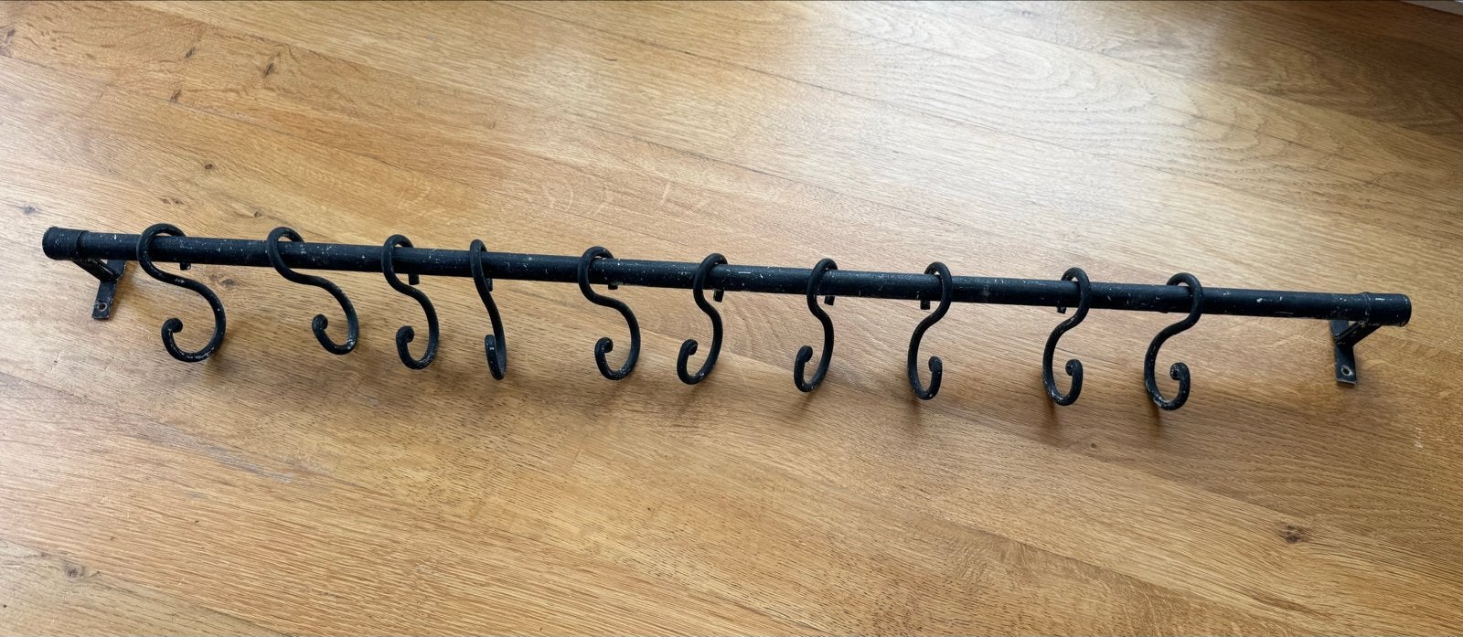 Zwarte metalen wandkapstok met 10 haken, Wandkapstok, Gebruikt, Ophalen of Verzenden, Minder dan 100 cm