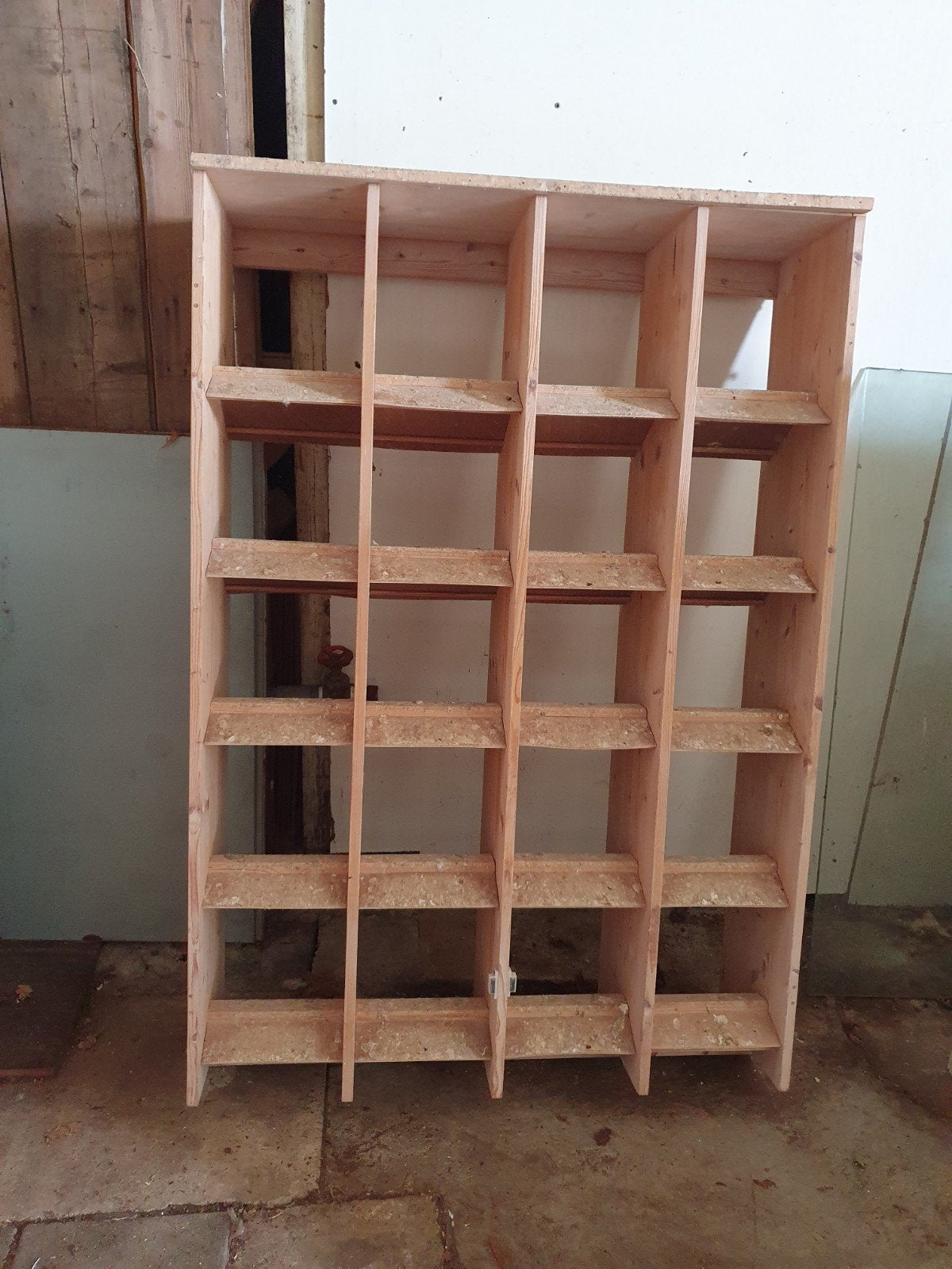 Loket kast voor duivinnen van hout. Ophalen in Leidschendam., Geslacht onbekend, Postduif