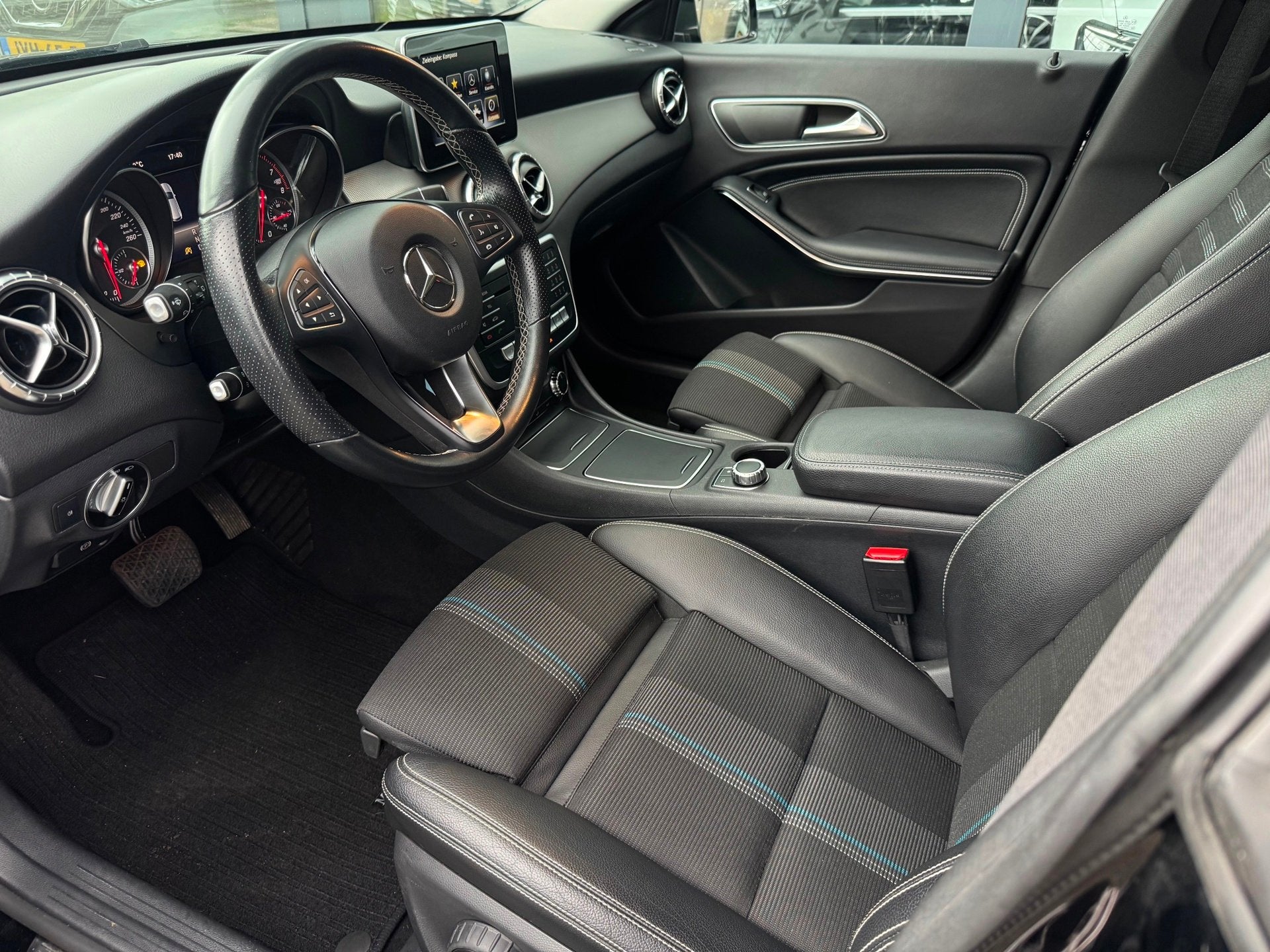 Mercedes-Benz CLA-klasse Shooting Brake 200 Business urban, Gebruikt, Zwart, Leder en Stof, Zwart