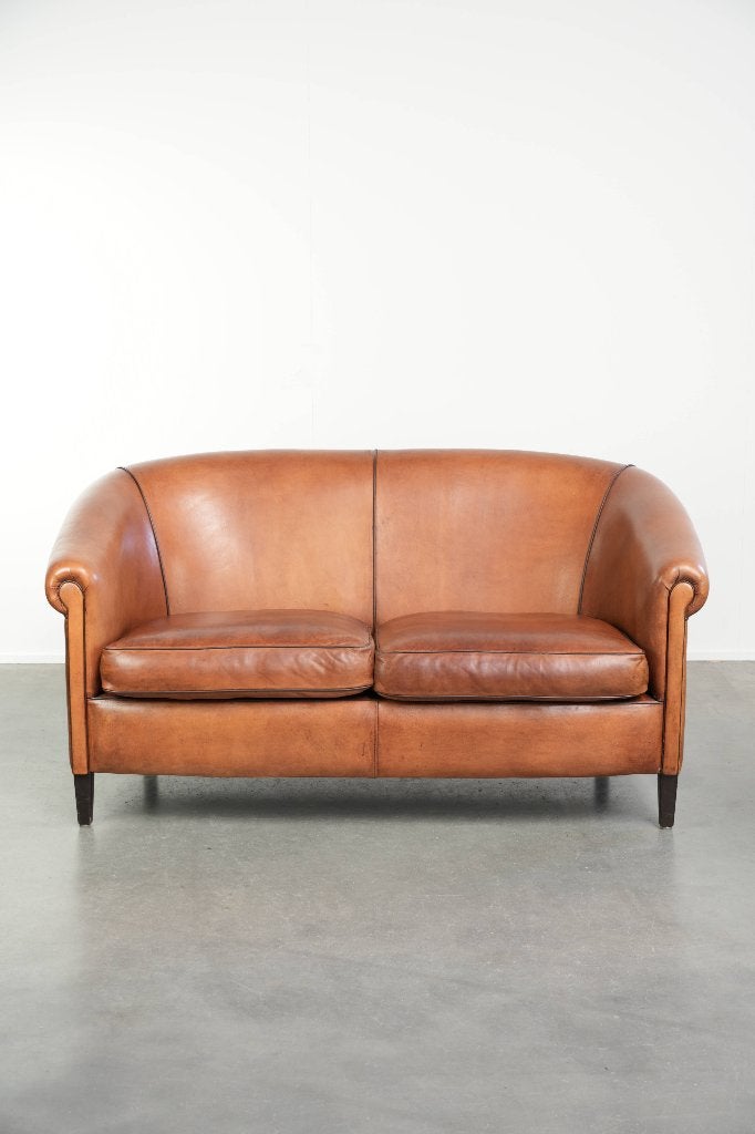 Schapenleren bank met een warme cognac bruine kleurstelling, Huis en Inrichting, Banken | Bankstellen, Ophalen, Gebruikt, ., Klassiek
