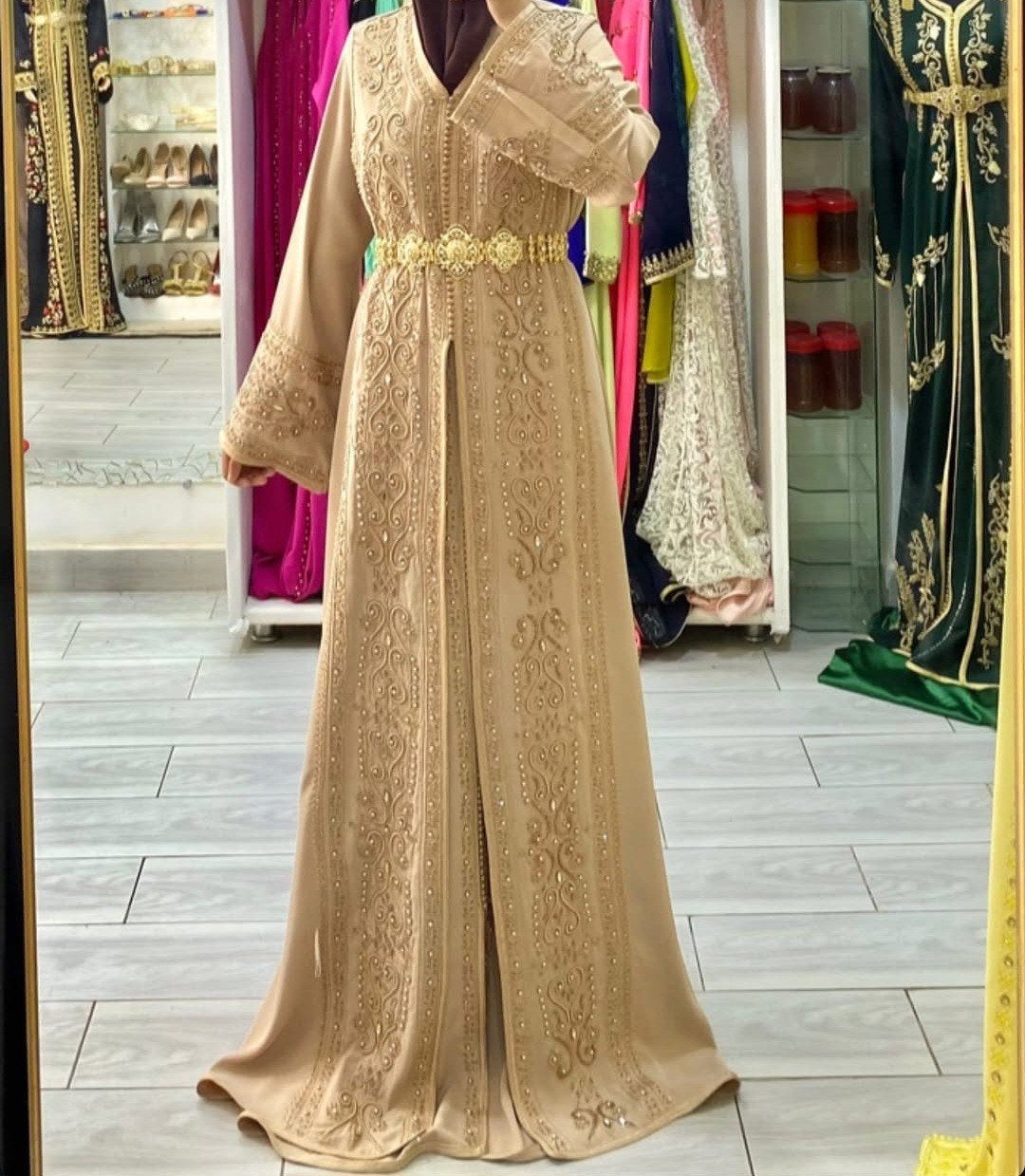 Elegante Marokkaanse Takchita in beige met gouden details, Maat 38/40 (M), Overige typen, Beige, Ophalen of Verzenden