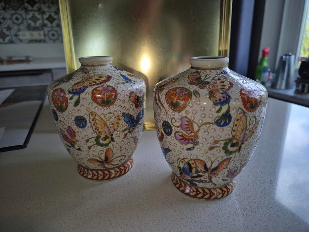 Set van 2 Chinese vazen met vlindermotief - 13 cm hoog, Antiek en Kunst, Antiek | Vazen, Ophalen