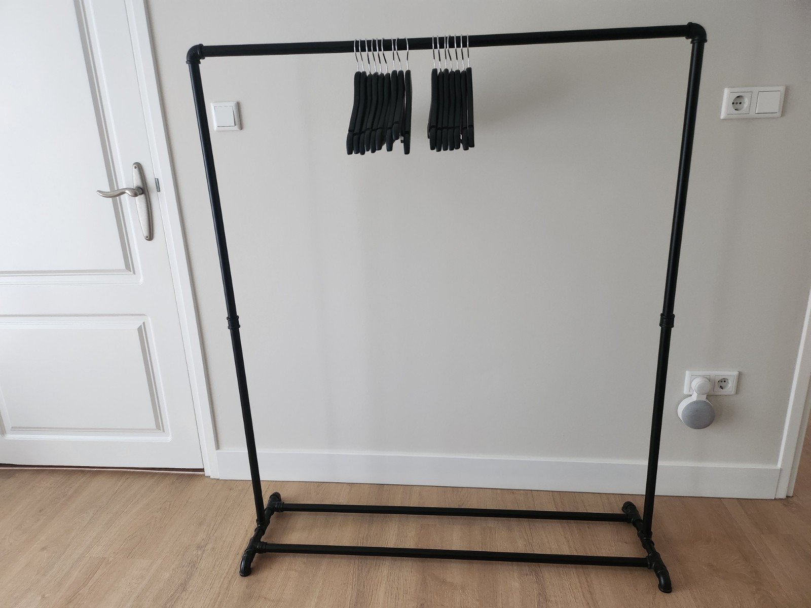 Industrieel kledingrek met zwarte houten hangers, Kleding | Dames, Ophalen of Verzenden, Zo goed als nieuw