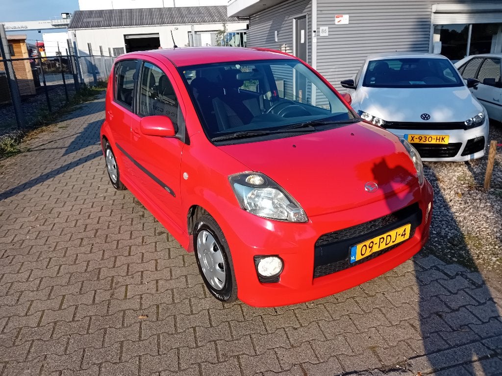 Daihatsu Sirion 1.3 2011 Rood AIRCO!! SLECHTS 130 DKM!!, Auto's, Voorwielaandrijving, 4 cilinders, Bedrijf, 1298 cc
