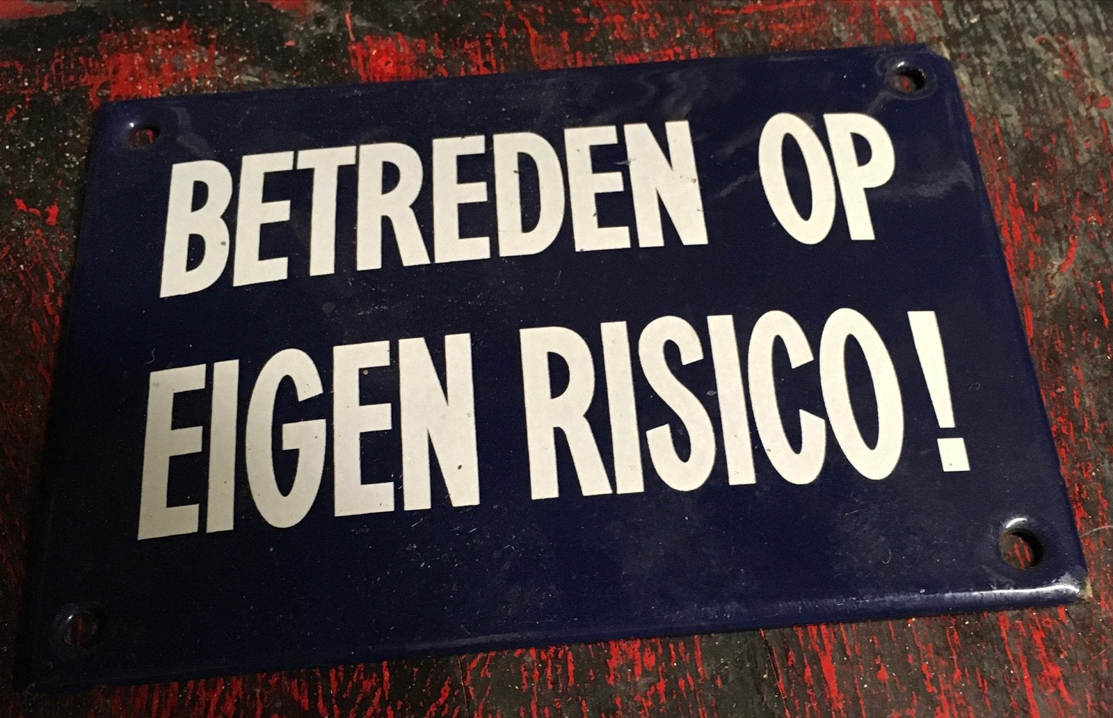 Emaille bordje "Betreden op eigen risico!" 14x10 cm, Antiek en Kunst, Ophalen of Verzenden