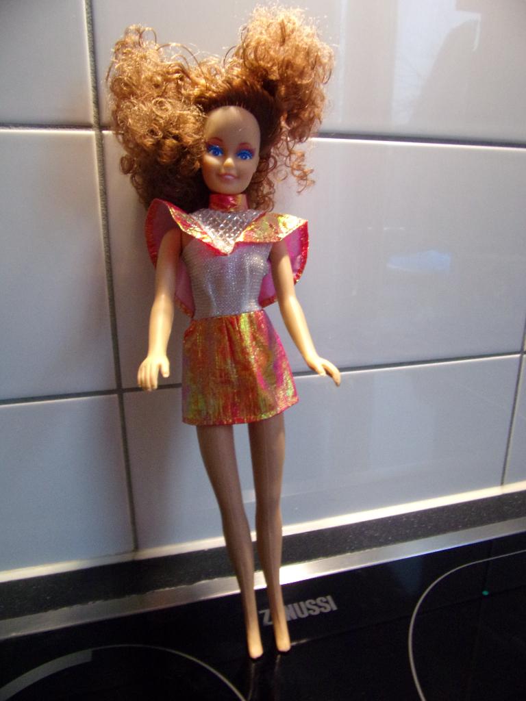 Barbie 2 galajurkjes oranje/zalm + paars-rose met rood label, Verzamelen, Poppen, Ophalen of Verzenden, Zo goed als nieuw, Fashion Doll