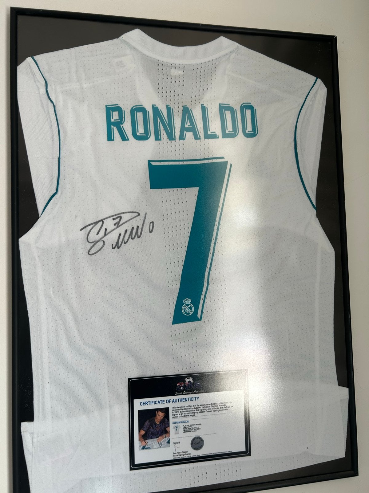 Gesigneerd Cristiano Ronaldo shirt ingelijst met certificaat, Ophalen of Verzenden, Zo goed als nieuw, Buitenlandse clubs, Shirt