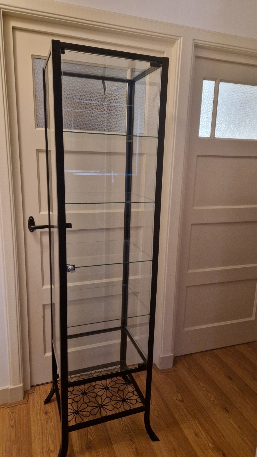 Vitrinekast van zwart metaal en glas, Huis en Inrichting, Woonaccessoires | Kamerschermen, Ophalen, Zo goed als nieuw