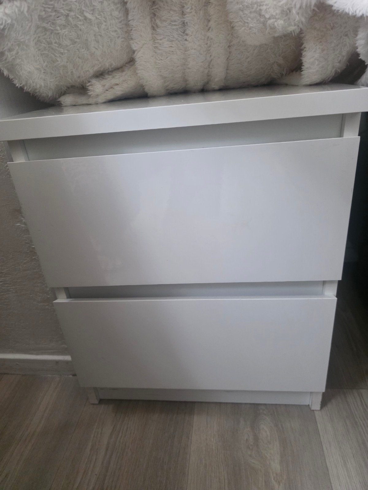 Modern wit nachtkastje met twee lades, Gebruikt, Minder dan 45 cm, Ophalen of Verzenden, Minder dan 55 cm