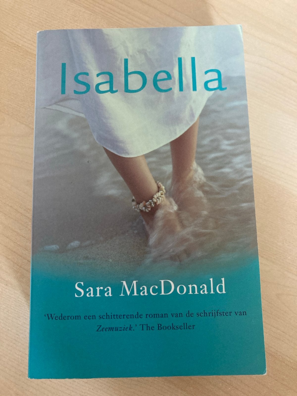 Isabella - Sara MacDonald (Roman), Ophalen of Verzenden, Zo goed als nieuw, Nederland