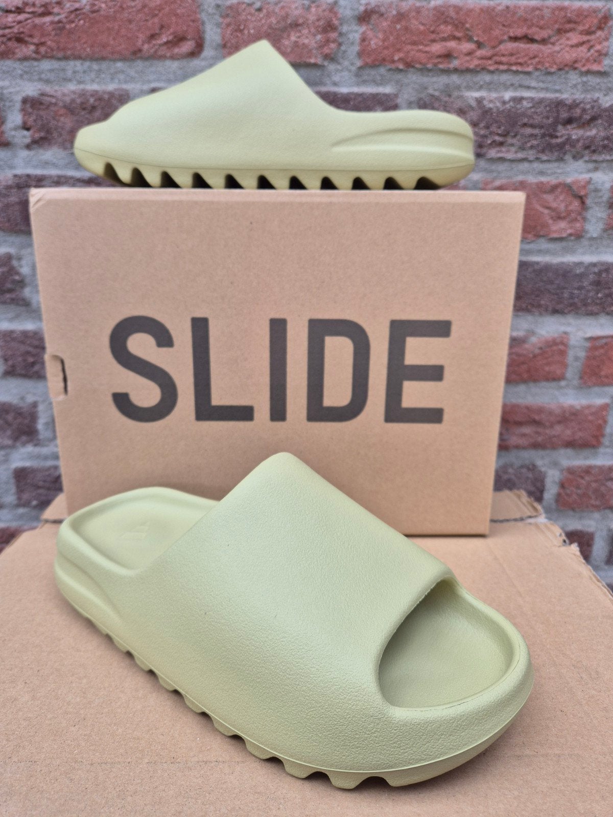 YEEZY SLIDE "RESIN" (2023) - maat 43 - nieuw in doos!, Slippers, Overige kleuren, Nieuw, Ophalen of Verzenden