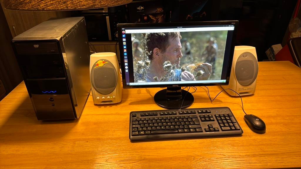 Desktop PC met monitor, 2 luidspeakers en DVD ROM, Ophalen of Verzenden, Zo goed als nieuw, Met monitor