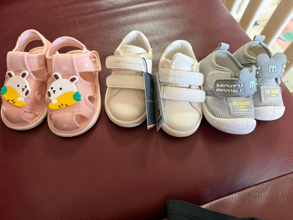 Leuke babyschoentjes: sandalen, Tommy Hilfiger en Mickey, Kinderen en Baby's, Babykleding | Schoentjes en Sokjes, Ophalen of Verzenden