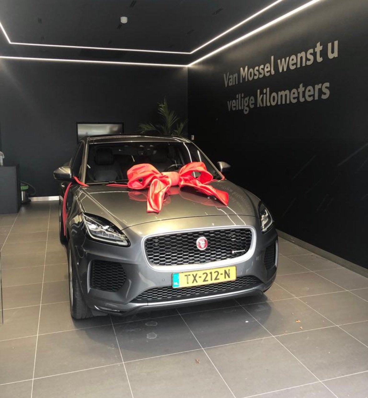 Jaguar E-Pace (benzine!) P200 AWD R-Dynamic Aut 2018, Automaat, 1800 kg, 4 cilinders, Particulier