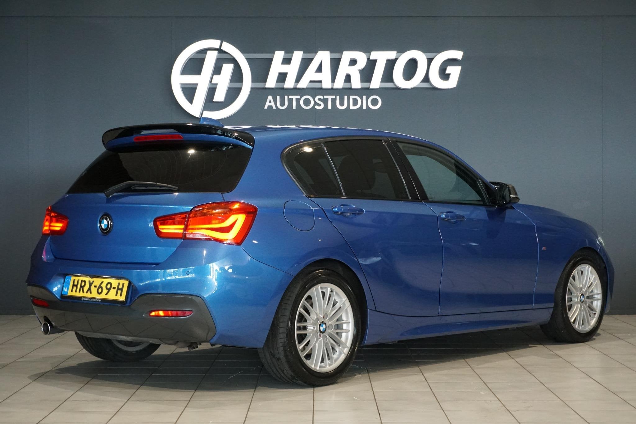 BMW 1-serie 118i High Executive M Sport + CAMERA | HARMAN/KA, Gebruikt, Blauw, Alcantara, Bedrijf