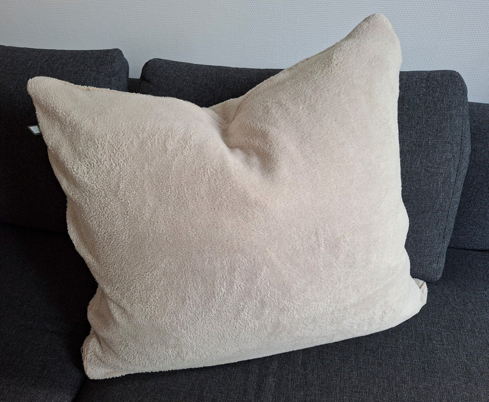 fluffy sierkussenhoes in beige van het merk Dutch Decor, Huis en Inrichting, Gebruikt, Beige, Ophalen of Verzenden, Met ritssluiting