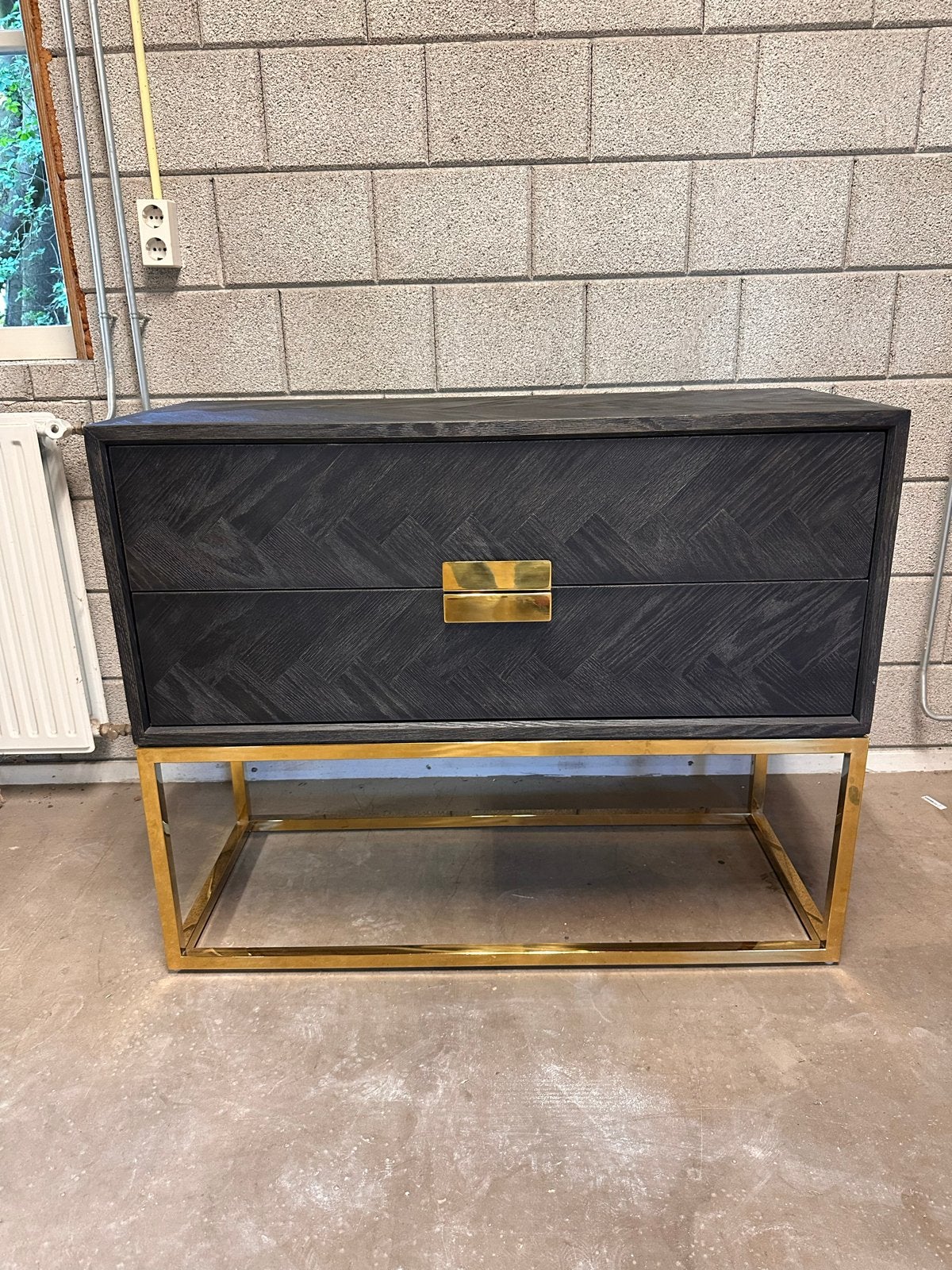 Richmond Interiors Dressoir (Blackbone) Zwart met Goud, Ophalen, 100 tot 150 cm, 1 of 2 laden, Zo goed als nieuw