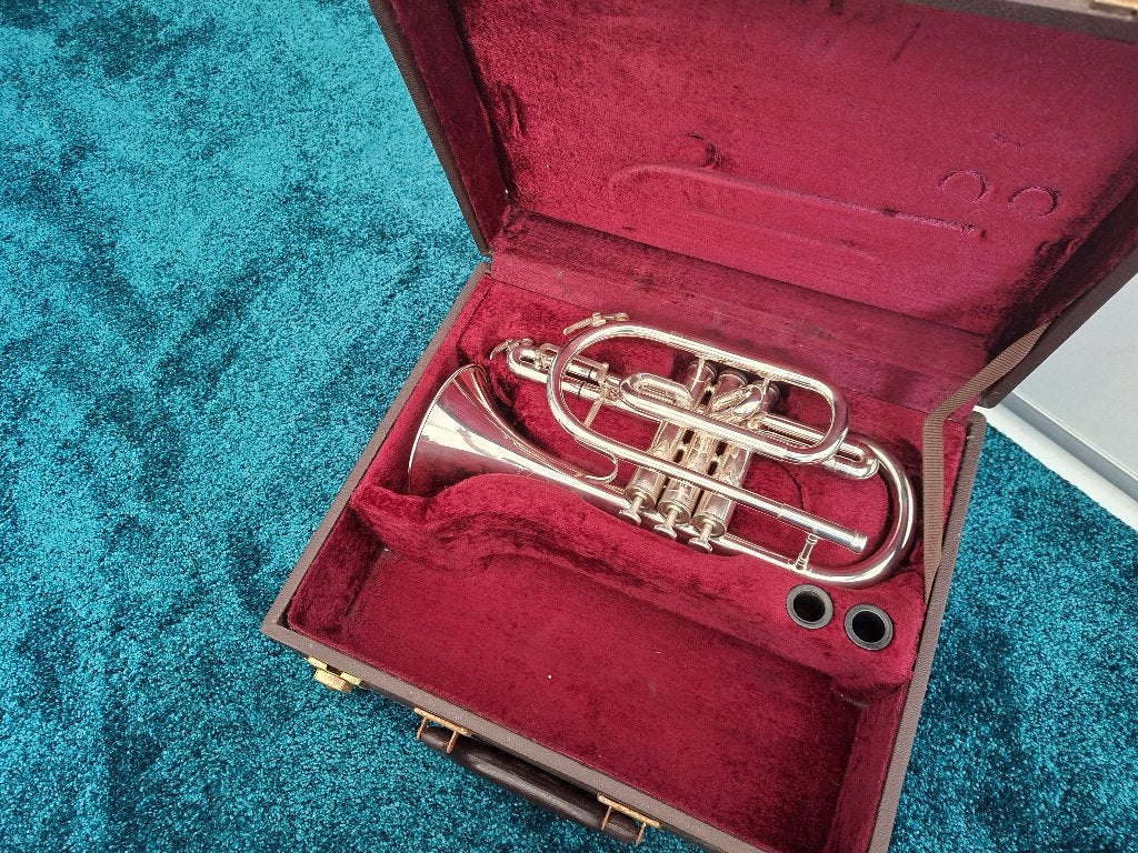 Cornet Besson International, Ophalen of Verzenden, Gebruikt, Koperblazer, Met koffer of draagtas