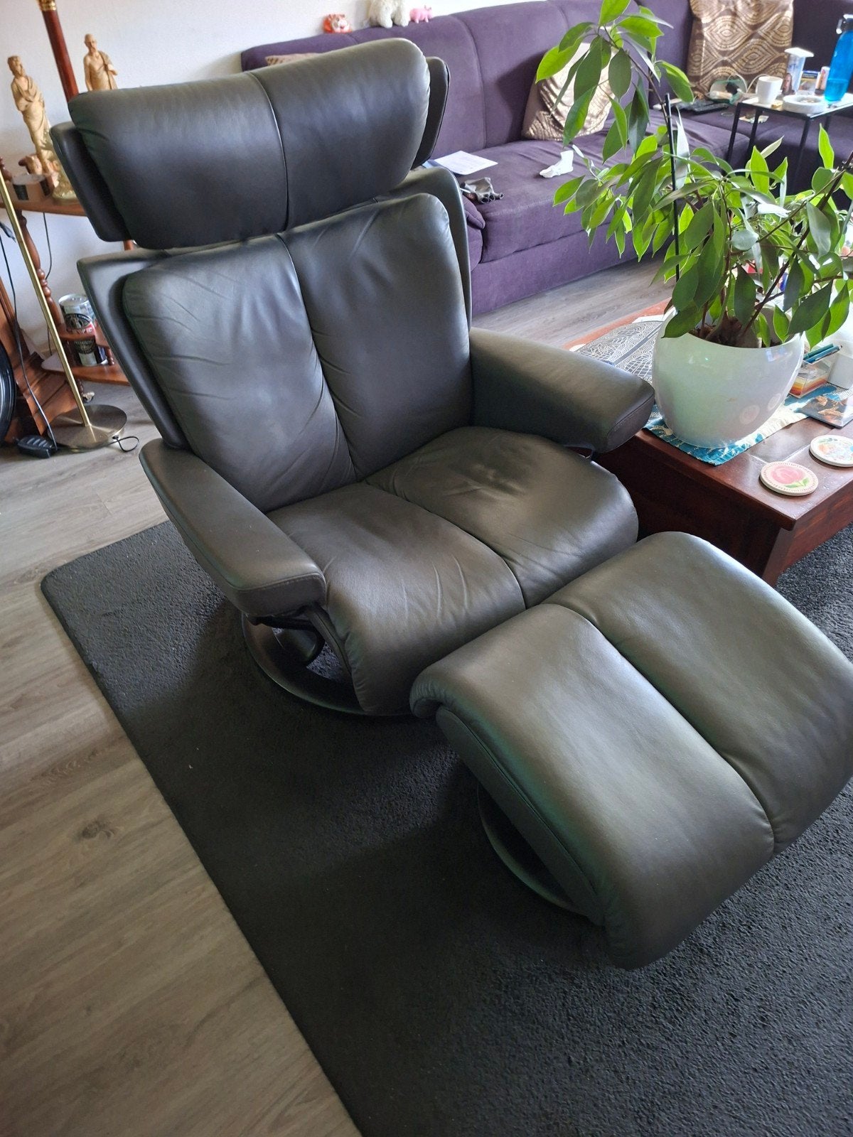 Luxe brede relaxstoel met voetenbank, z.g.a.n.merk stressles, Ophalen of Verzenden, Zo goed als nieuw, Leer, 75 tot 100 cm