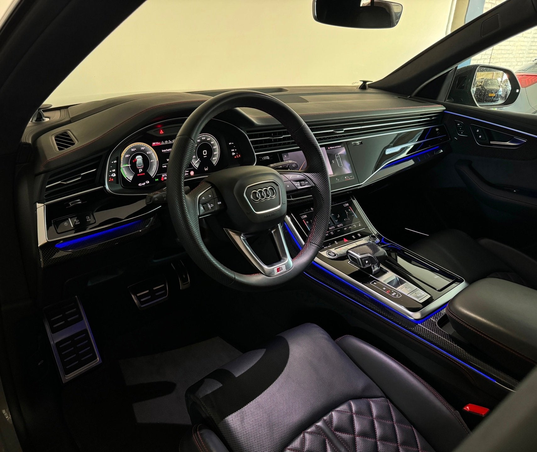 Audi Q8 55 TFSI e quattro S Line Pano|Carbon|B&O 3D|HuD|Memo, Auto's, Automaat, Dealer onderhouden, Gebruikt, Zwart