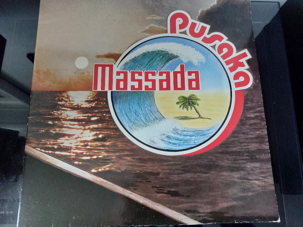 MASSADA - PUSAKA (LP), Cd's en Dvd's, Vinyl | Rock, Zo goed als nieuw, Poprock, Fotohoes, Gatefold hoes, Inclusief binnenhoes