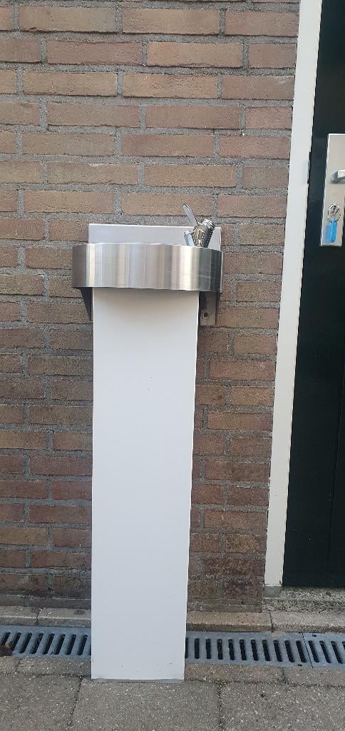 Te koop buitenkraan met wasbakje op zuil, Ophalen, Zo goed als nieuw