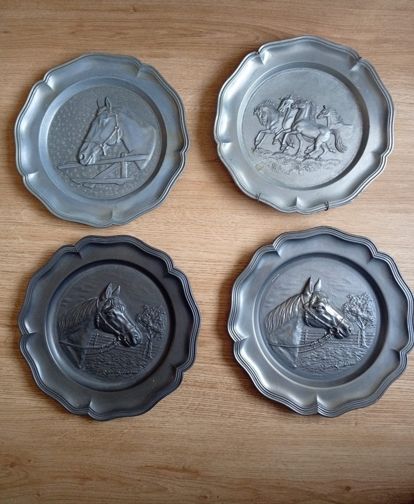 Set van 4 verschillende tinnen borden met paarden, Ophalen of Verzenden