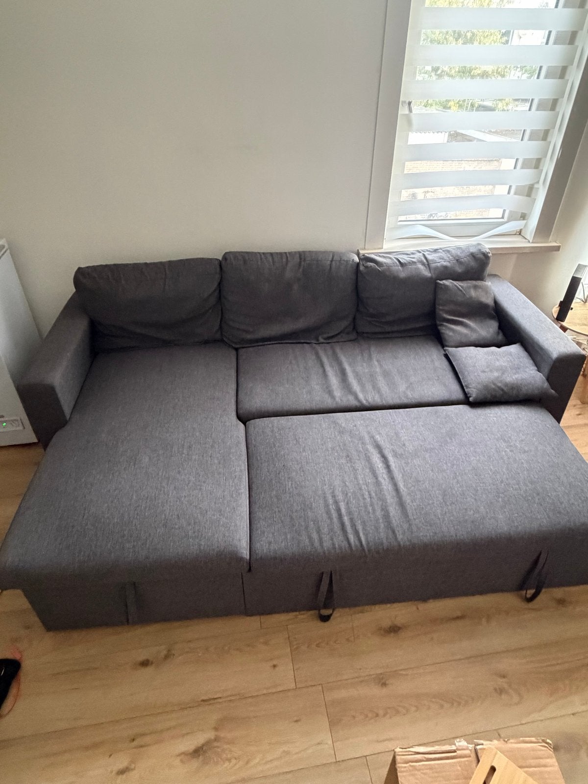 Foto 4 van Zo goed als nieuwe grijze slaapbank met opbergruimte