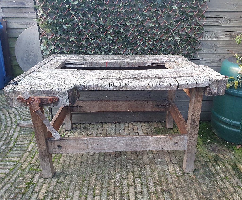 Oude houten werkbank met bankschroef – € 100, Doe-het-zelf en Verbouw, Werkbanken, Ophalen, Gebruikt, 70 tot 120 cm, Bankschroef