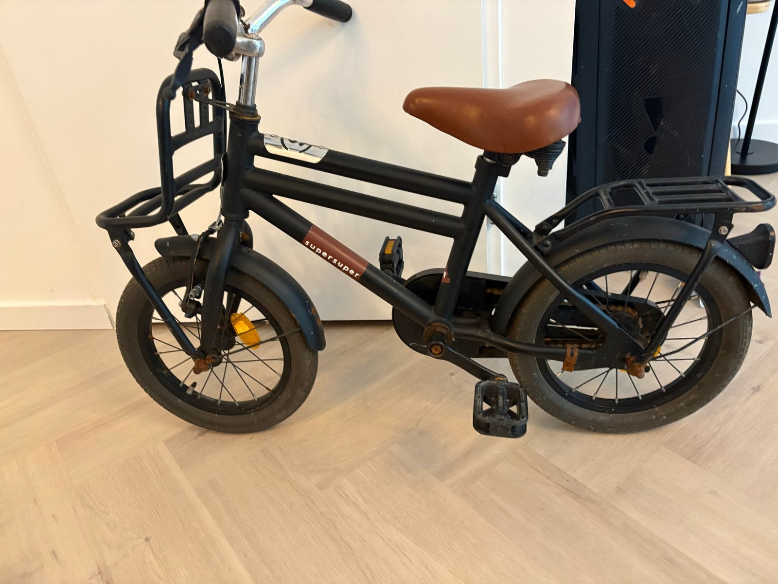 Supersuper kinderfiets 14 inch - Zwart met bruin zadel, Fietsen en Brommers, Ophalen of Verzenden, Gebruikt, Velgrem, Minder dan 16 inch