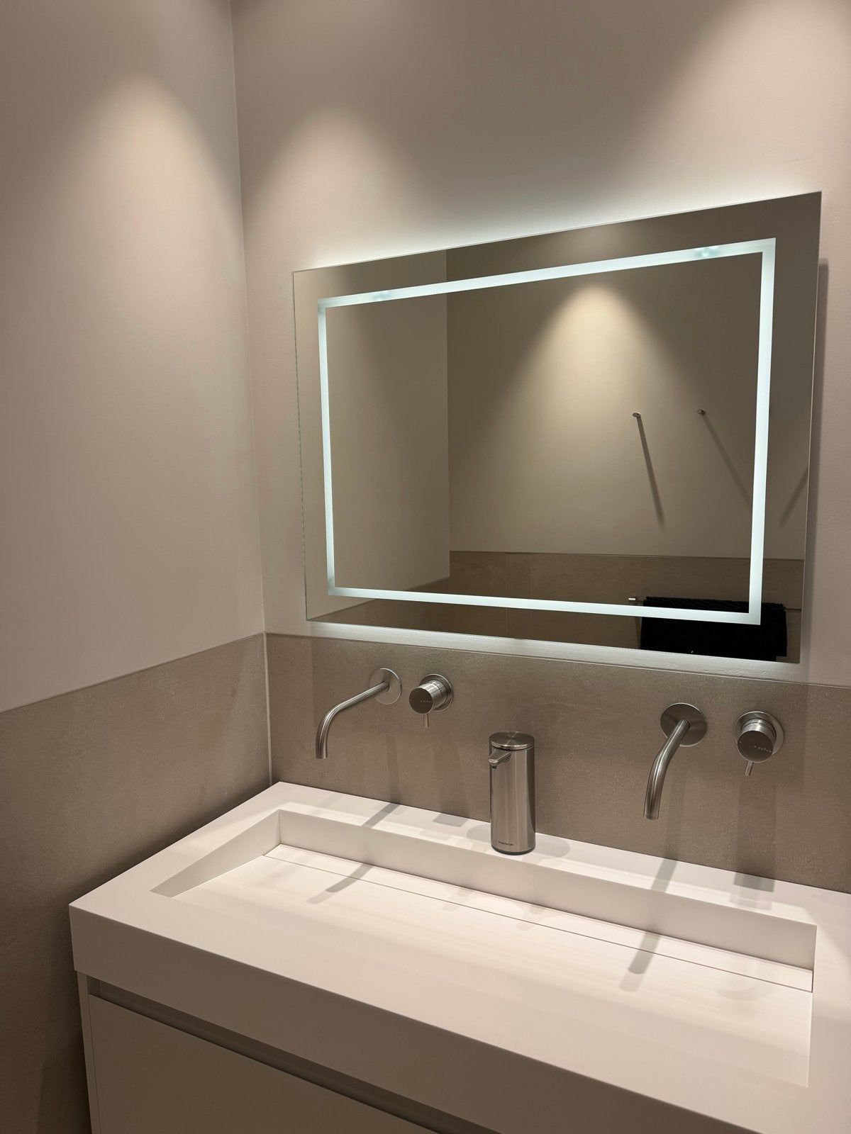 Moderne badkamerspiegel met LED-verlichting en verwarming, Ophalen, Zo goed als nieuw, 75 tot 100 cm, Minder dan 100 cm
