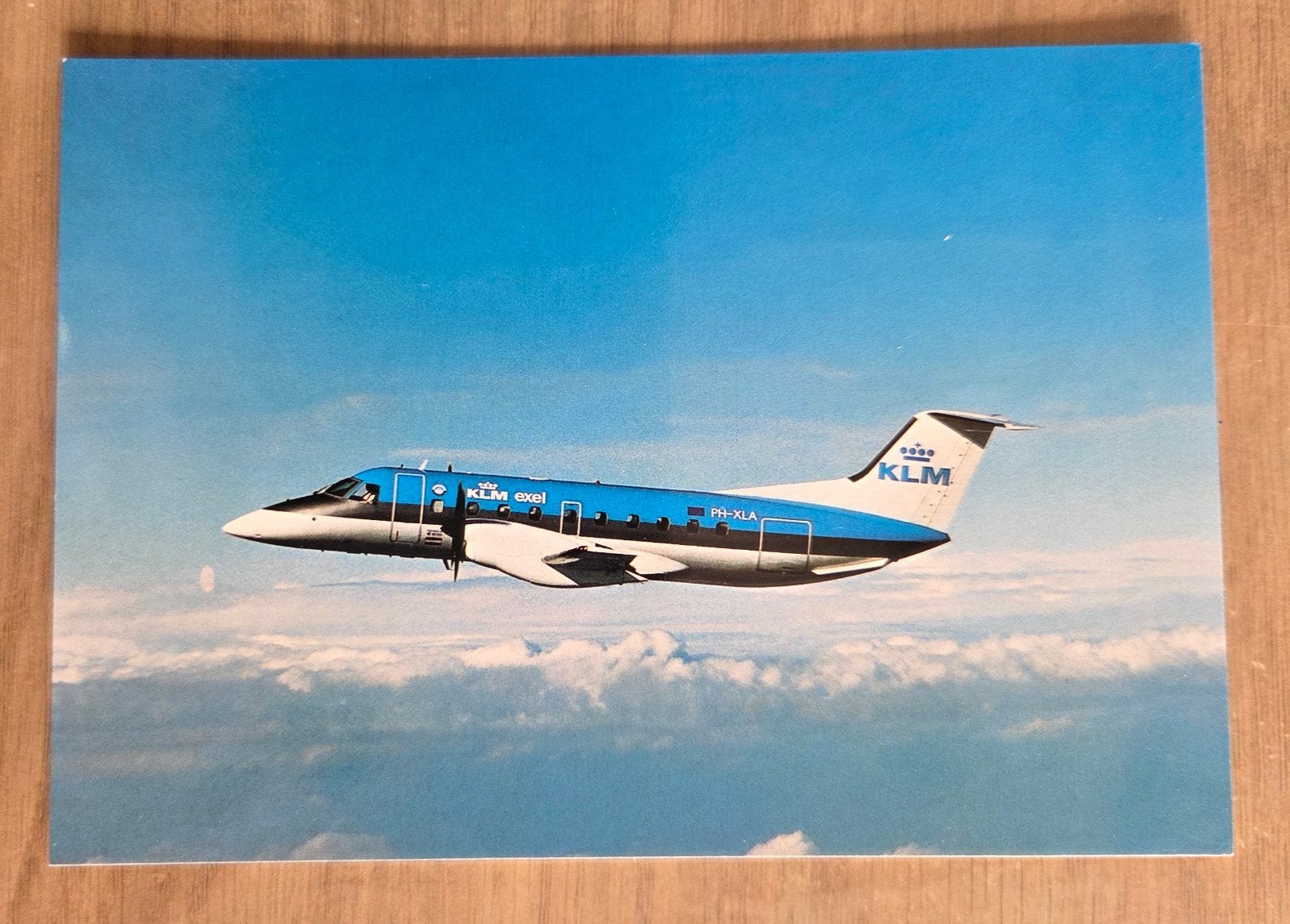 KLM Embraer EMB-120 Brasilia Ansichtkaart, Verzamelen, Ophalen of Verzenden, 1980 tot heden, Ongelopen, Voertuig