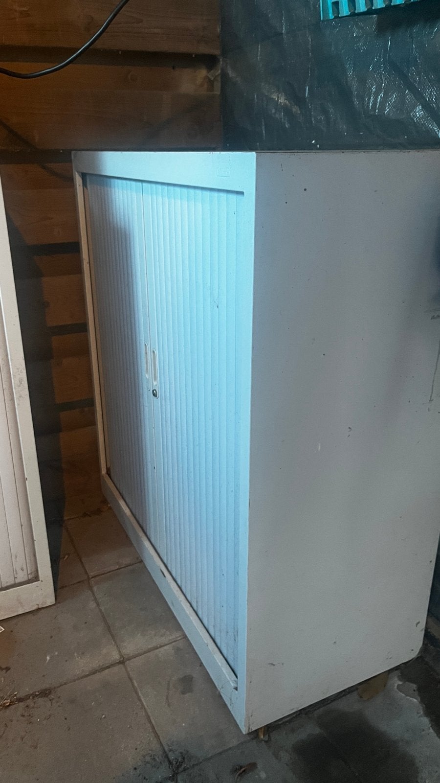 Metalen roldeurkast van Ekwo, Huis en Inrichting, Ophalen, Gebruikt, 25 tot 50 cm, 100 tot 150 cm