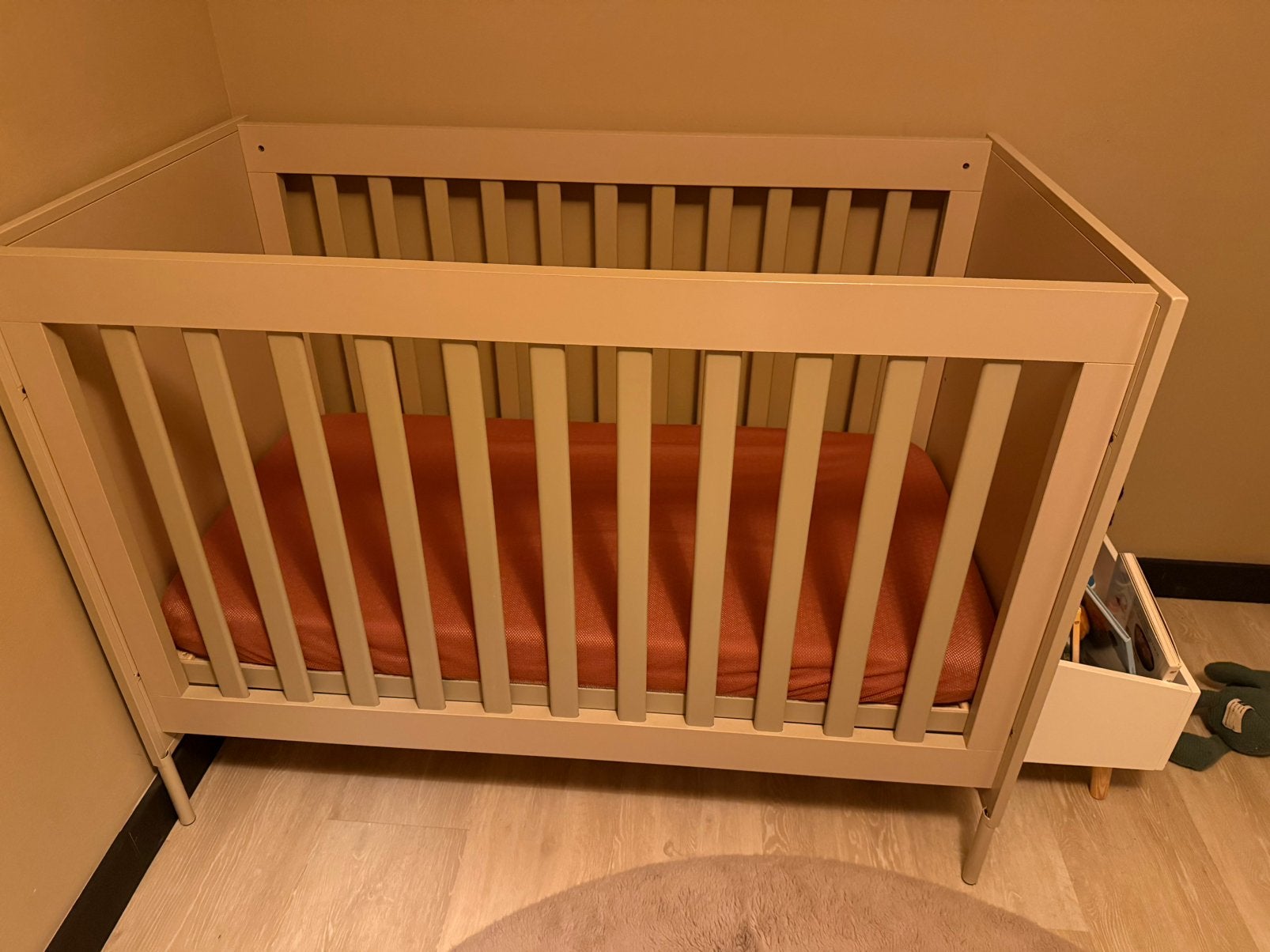 Ledikant belmond clay incl matras, topper en hoeslakens, Ophalen, Zo goed als nieuw, Jongetje of Meisje