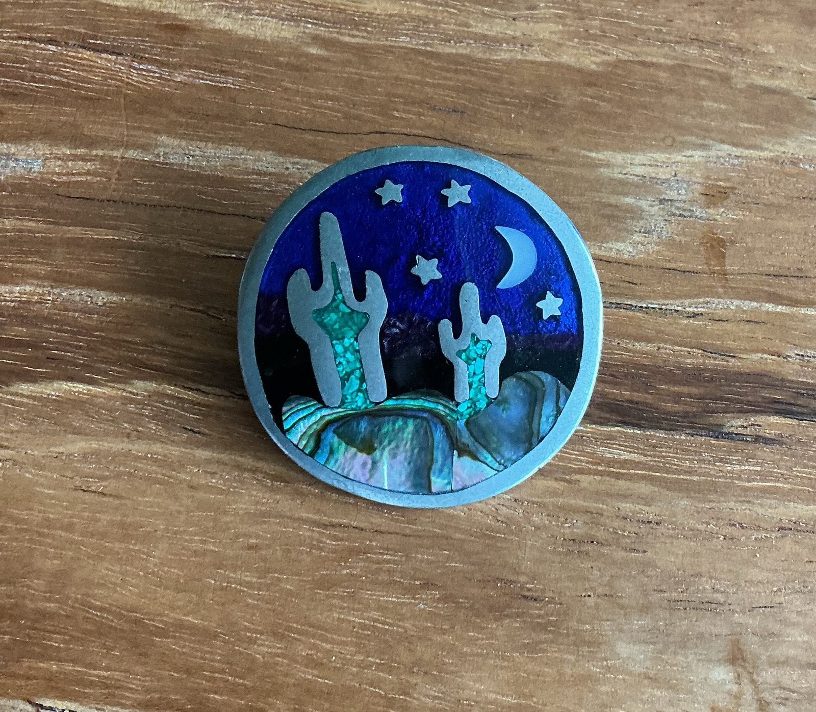 Vintage Broche Zilverkleurig met Woestijnlandschap, Ophalen of Verzenden, Gebruikt, 4 tot 7 cm, Zilver