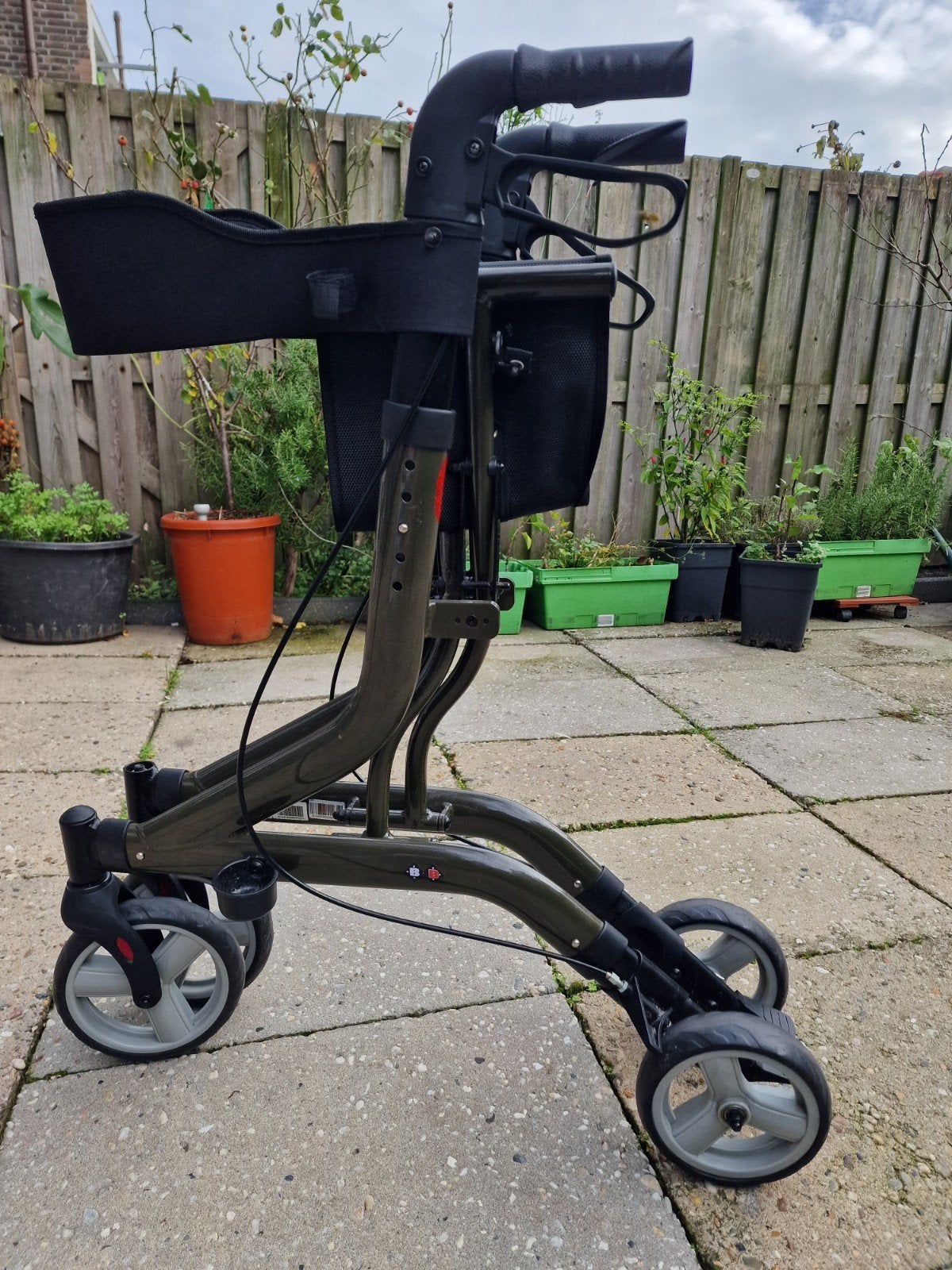 Lichtgewicht Bischoff rollator te koop,
Opvouwbaar,, Ophalen of Verzenden, Opvouwbaar, Zo goed als nieuw