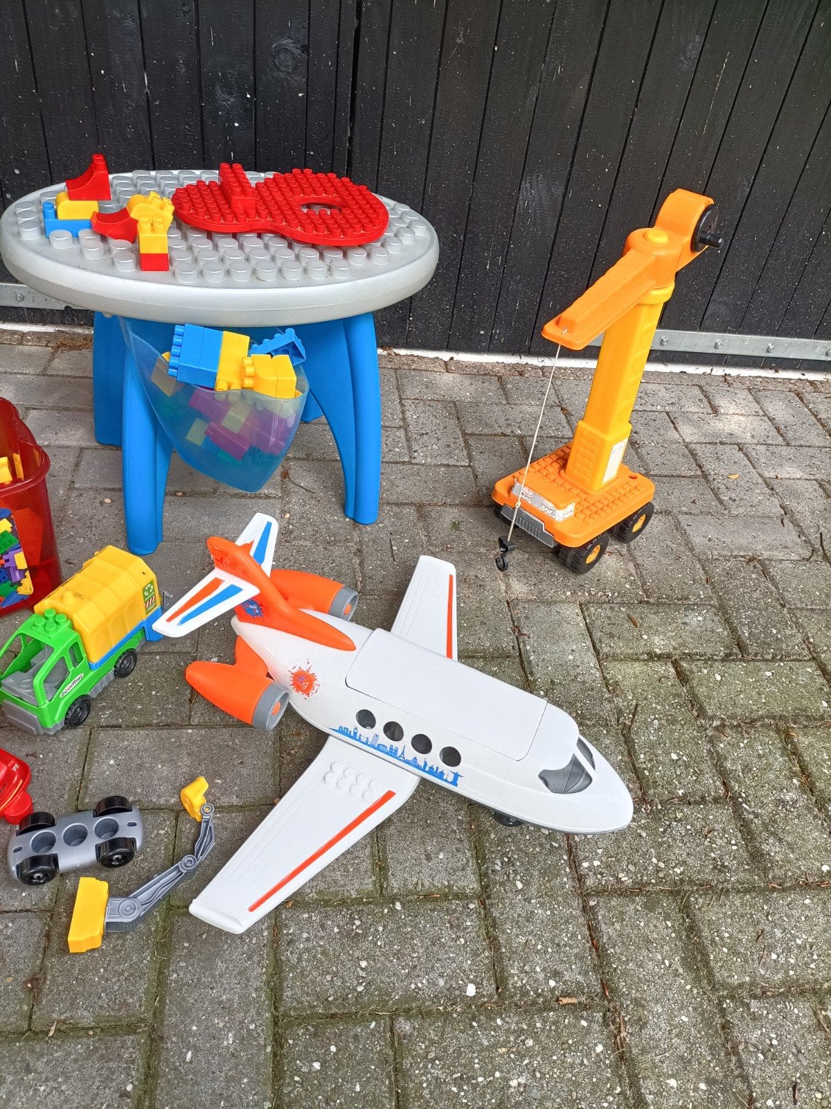 Megablocks / bouwstenen met tafel, vliegtuig, kraan en meer, Ophalen of Verzenden, Gebruikt
