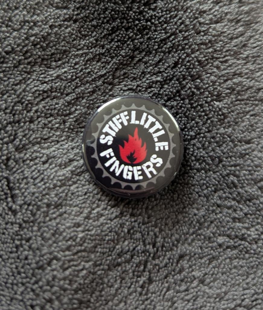 Stiff Little Fingers – 25 mm button – zwart/rood/wit, Ophalen of Verzenden