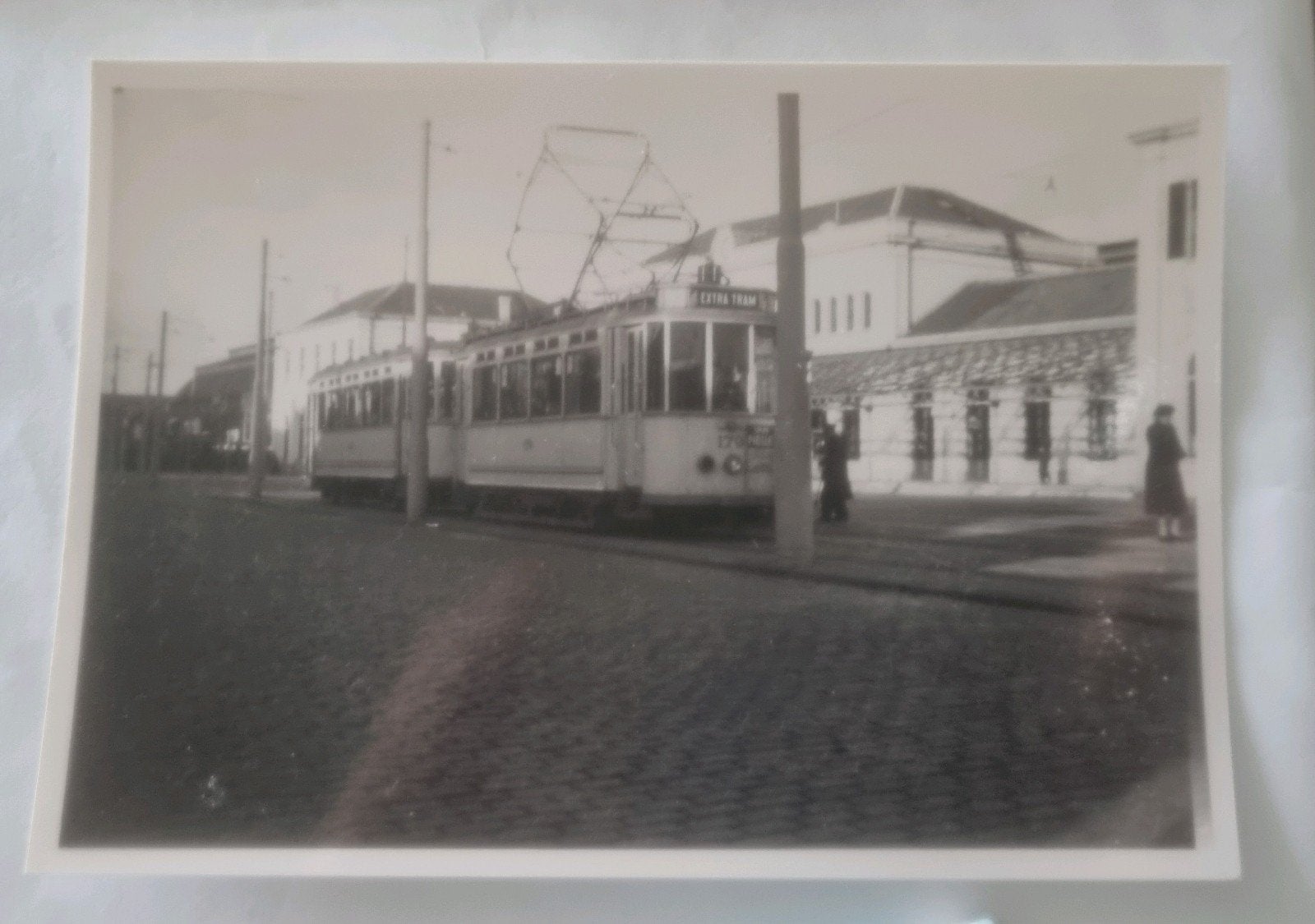 C81 Den Haag Station Staatsspoor met oude trams HTM, Ophalen of Verzenden, 1940 tot 1960, Overige onderwerpen