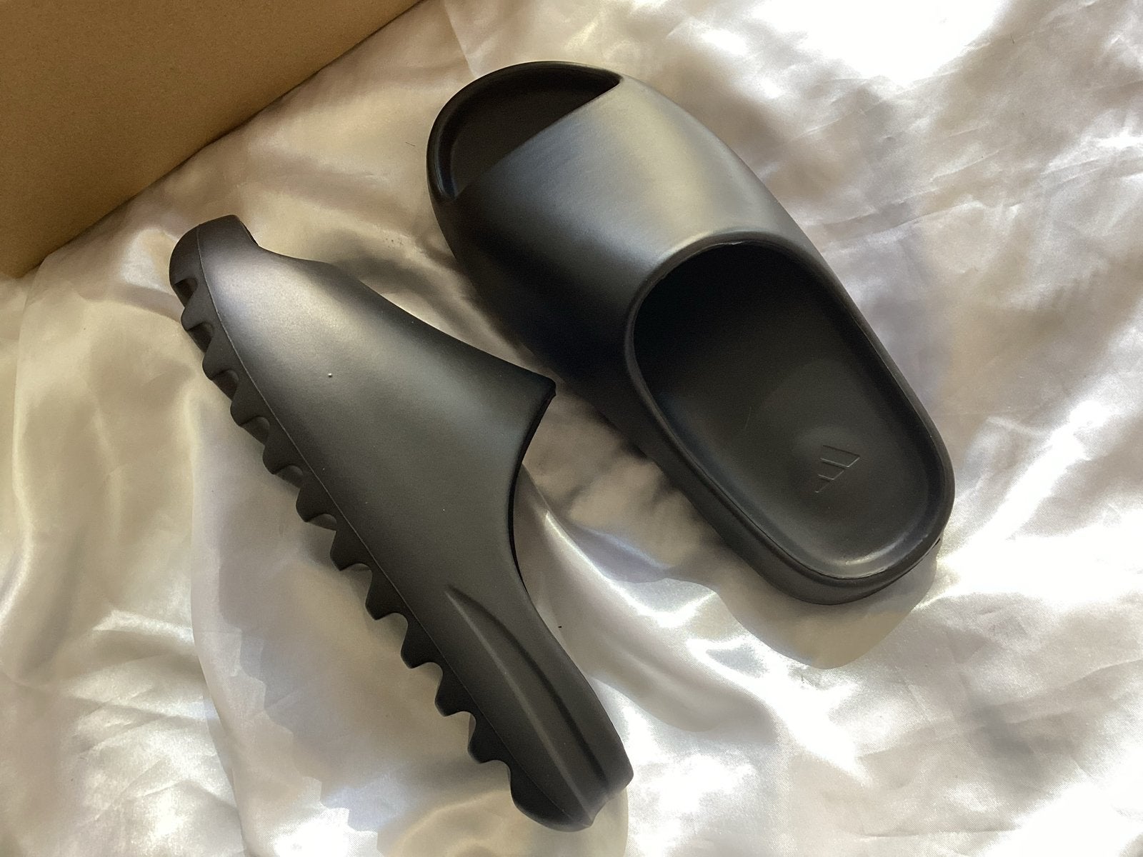 Yeezy Slide  - Maat 38 2/3, Ophalen of Verzenden, Zo goed als nieuw, Zwart, Slippers