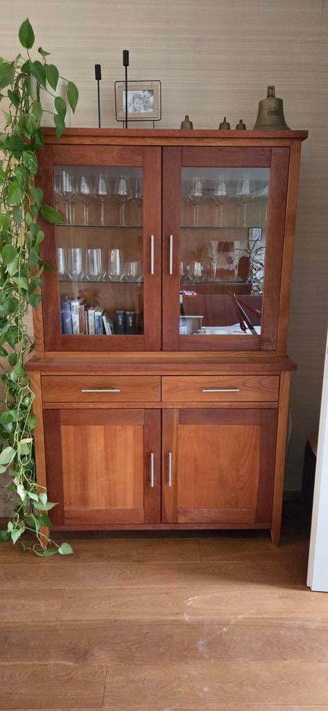 Massief kersen houten vitrinekast met glazen deuren, Glas, Ophalen of Verzenden, Zo goed als nieuw, Klassiek, Tijdloos