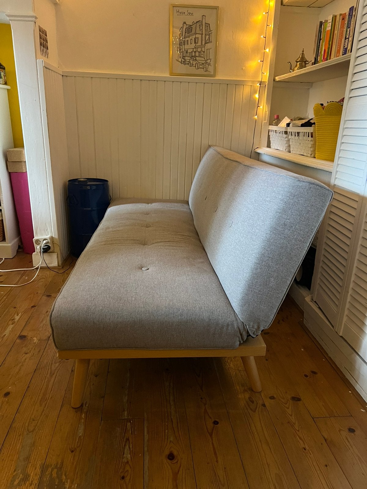 Mooi lichtgrijs slaapbankje met houten onderstel, Huis en Inrichting, Banken | Sofa's en Chaises Longues, Ophalen, 150 tot 200 cm