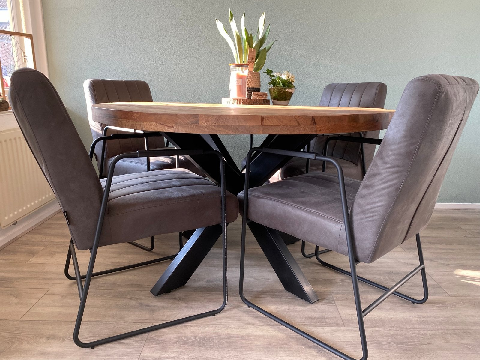 Mangohout eettafel (130cm) met 4 Bommel wonen stoelen, Ophalen, 100 tot 150 cm, Rond, Zo goed als nieuw