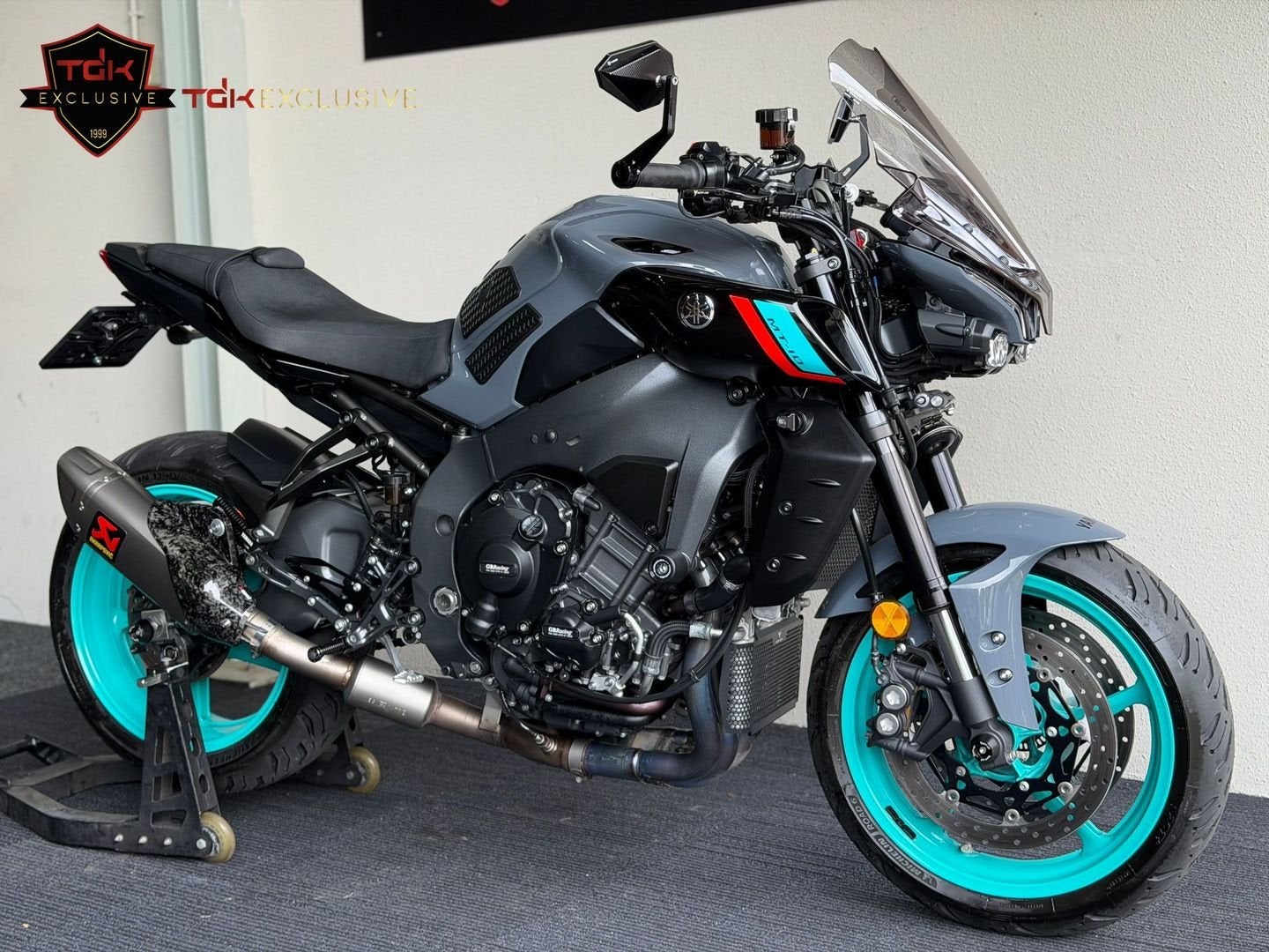 YAMAHA MT-10 BOMVOL! AKRAPOVIC NIEUWSTAAT MT10 MT 10 (09 07), 4 cilinders, Motorrijbewijs A, Bedrijf, Meer dan 35 kW