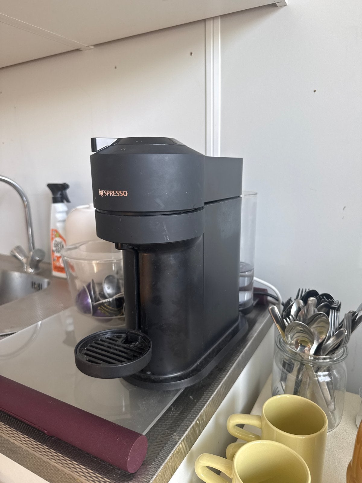 Nespresso Vertuo Next met cup houder en extra cups, Ophalen, Koffiepads en cups, Gebruikt, Koffiemachine