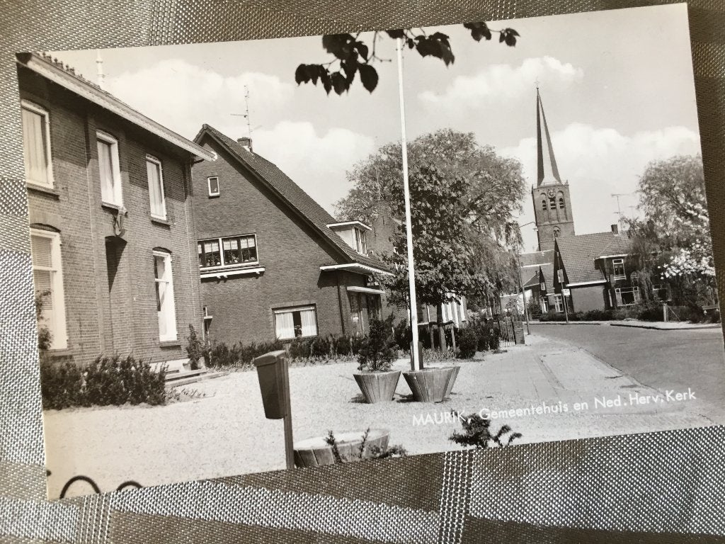 Ansichtkaart Maurik, Gemeentehuis en N.H. Kerk
