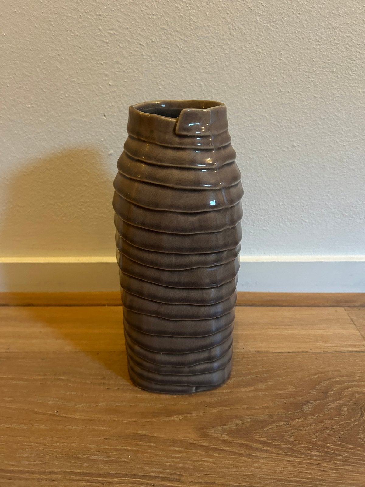 House Doctor Decoratieve vaas met ribbelstructuur NIEUW, Bruin, Met patroon/structuur, 25 cm, Nieuw